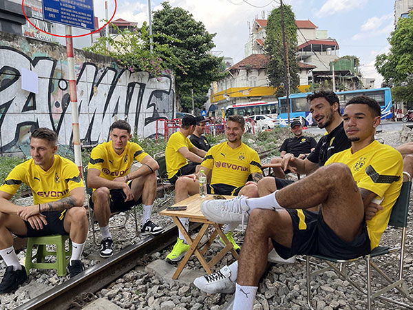 Vụ nhiều cầu thủ Dortmund ngồi 'cà phê đường tàu': Các cầu thủ tự ý lấy bàn ghế rồi 'check-in'?