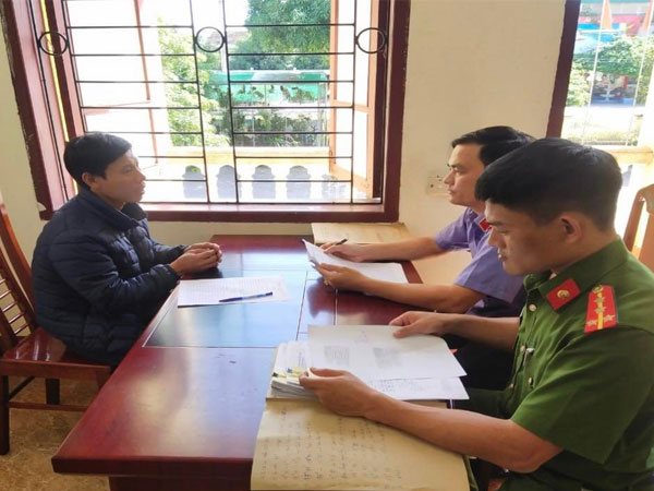 Đình chỉ vụ án phụ huynh vác dao ép hiệu trưởng quỳ xin lỗi suốt 6 phút