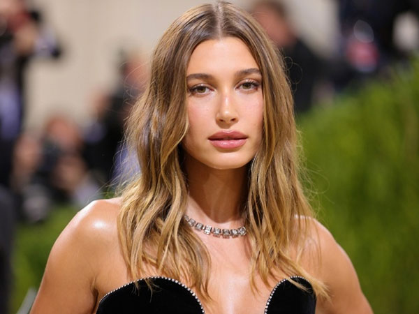 Hailey Bieber có u to bằng quả táo trong buồng trứng