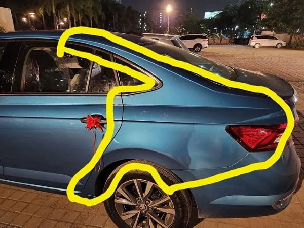 Ô tô mới mua trông khác lạ, khách tự kiểm tra phát hiện ra sự thật bất ngờ