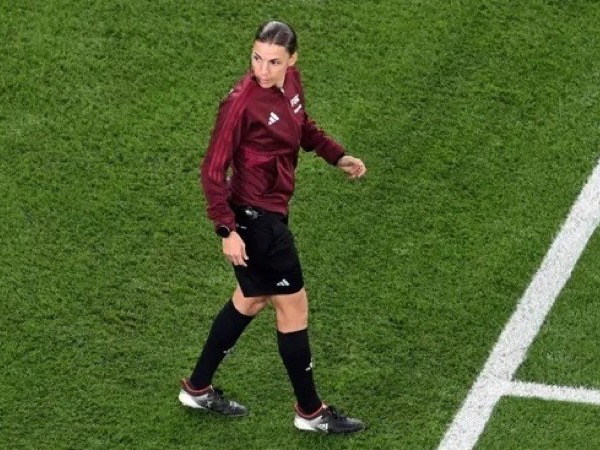 Nữ trọng tài đầu tiên cầm còi trận đấu World Cup nam