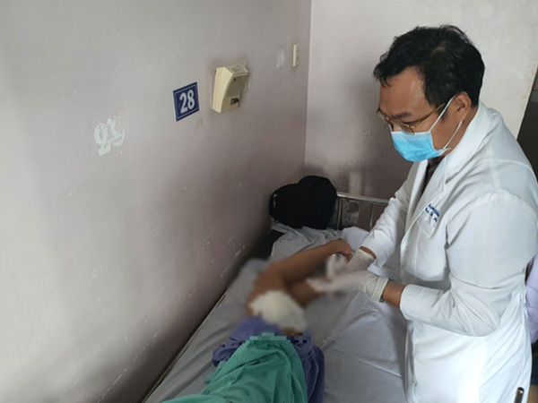 Tiêm filler độn mông, 2 cô gái bị biến chứng đi không nổi, mông sưng to như trái bóng, tốn nửa tỷ đồng điều trị