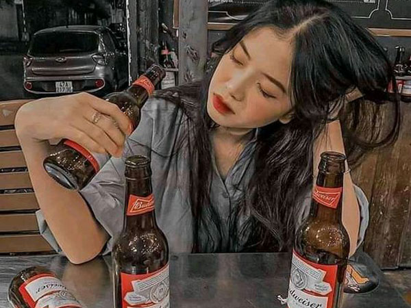 Thấy bạn gái tỉnh bơ mà bản thân đã say mềm, chàng trai thẳng thừng đòi chia tay vì uống rượu mà 'không tôn trọng nhau'