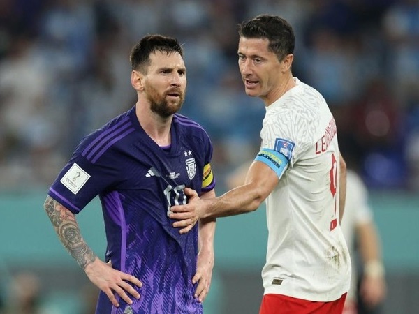 Messi khó chịu ra mặt, từ chối bắt tay Lewandowski sau khi bị phạm lỗi