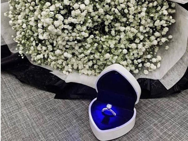 Quên chuẩn bị quà ngày 20/10 cho mẹ người yêu, cô gái ngã ngửa khi thấy bạn trai mình cầu hôn người khác chỉ sau 1 tháng và sự thật xấu xí phía sau