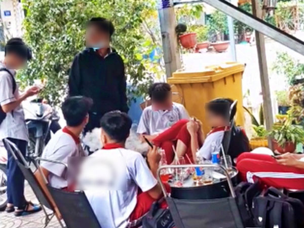 Học sinh tiết lộ bí mật của 'dân chơi' trong nhà vệ sinh trường học