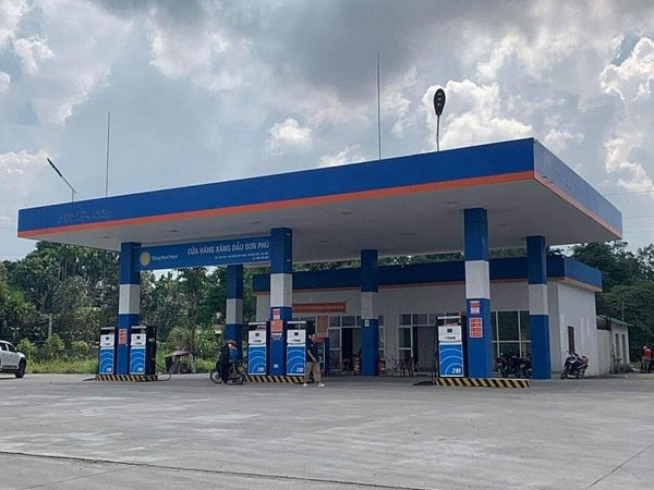 Đi đổ xăng cùng bạn, người đàn ông bất ngờ treo cổ tự tử ngay tại cây xăng