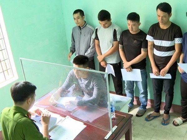 Phá đường dây cá độ bóng đá hơn 14 tỷ đồng núp bóng trong quán cà phê