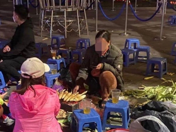 Rủ nhau đi ăn vặt ở Hồ Gươm, nhóm bạn trẻ bị 'hét giá' 80.000 đồng cho một củ khoai nướng