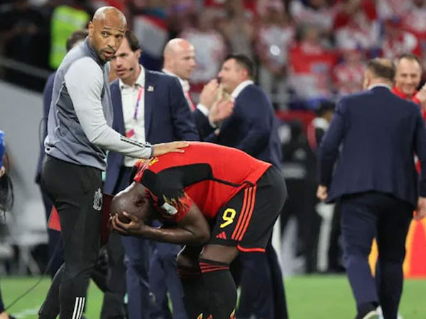 Lukaku khóc nức nở, đấm vỡ cabin huấn luyện