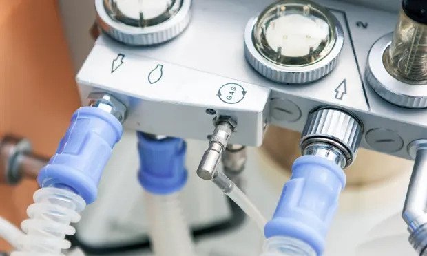 Cụ bà tắt máy thở của bệnh nhân cùng phòng vì không thích tiếng ồn khó chịu