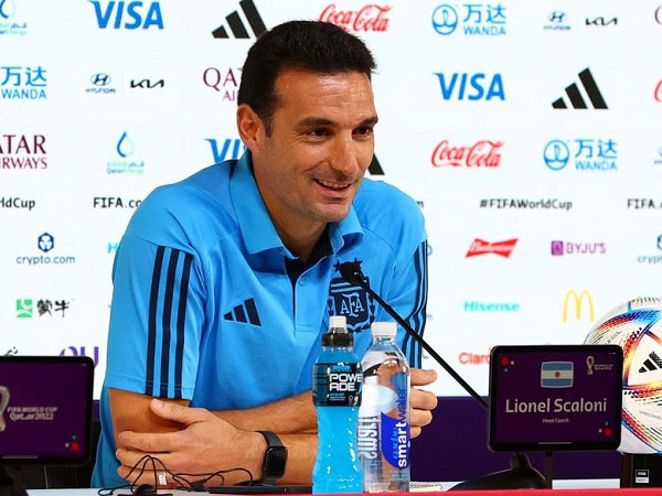 Họp báo Argentina đấu Australia: Thầy Messi ngầm tố ban tổ chức thiên vị 'Chuột túi'