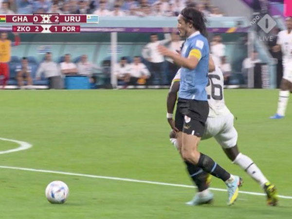 Bùng nổ tranh cãi trọng tài khước từ penalty cho Cavani và ĐT Uruguay