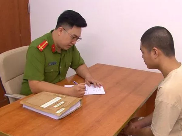 Vô cớ bị cầm dao phóng lợn truy đuổi, thiếu niên lao xe lên vỉa hè tử vong