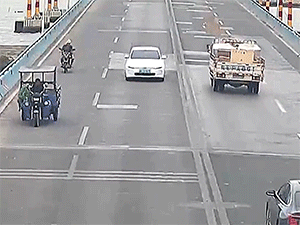 Người đàn ông gặp tai họa trên cầu bởi sự cẩu thả của gã tài xế