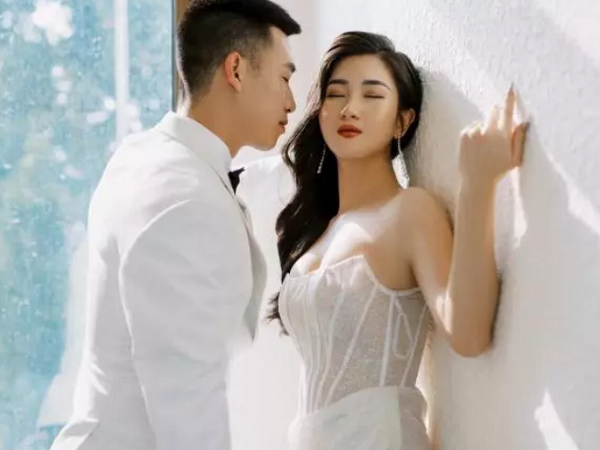 Cầu thủ nổi tiếng khoe ảnh cưới bỏng mắt với vợ hot girl