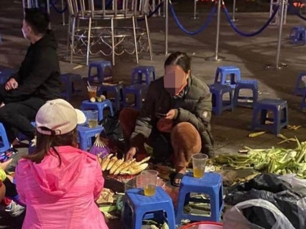 'Hét giá' 80.000 đồng một củ khoai nướng: Người phụ nữ bán hàng rong nói do giá nhập cao