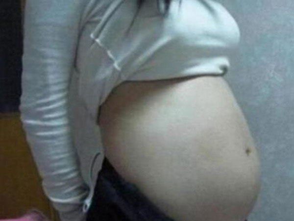 Đưa em gái 16 tuổi đi khám vì chậm kinh, ngỡ ngàng phát hiện đã có thai 5 tuần