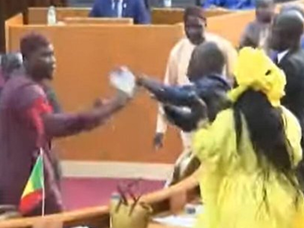 Nam nghị sĩ tát nữ đồng nghiệp, gây ẩu đả ngay tại quốc hội Senegal