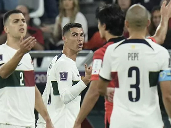 Ronaldo phủ nhận 'chửi' HLV sau trận thua Hàn Quốc