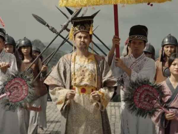 Rổ 'sạn' phim sử Việt vừa mất trắng 8 tỷ: Sát thủ nhuộm tóc, có nhẫn vàng trắng và cả tiếng guitar điện