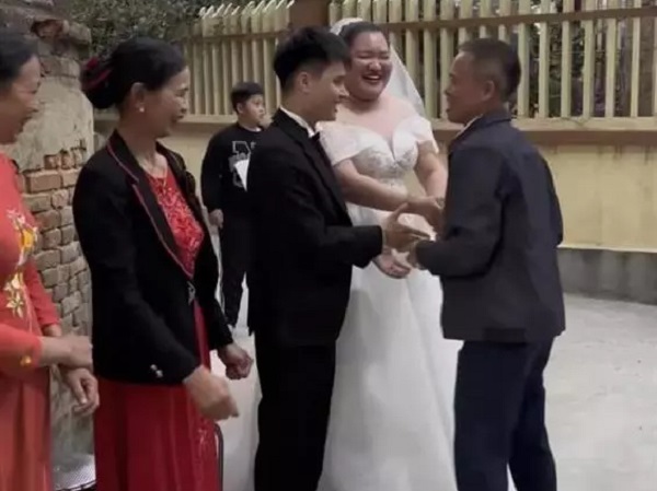 Bất ngờ danh tính cặp đôi gây bão khắp MXH vì đám cưới đũa lệch
