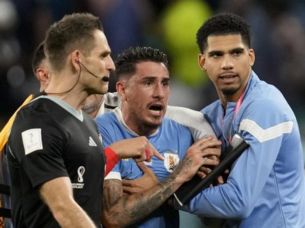 Chơi 'Muay Thái' với quan chức FIFA, hậu vệ ĐT Uruguay nguy cơ bị cấm 15 trận