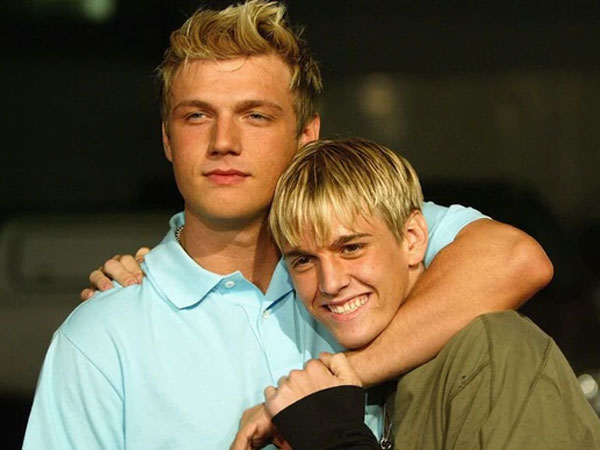 Nick Carter òa khóc trên sân khấu vì nhớ em trai Aaron Carter