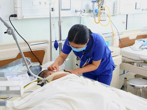 Bé 2 tuổi đột ngột viêm não, liệt mềm toàn thân sau nhiễm virus Adeno