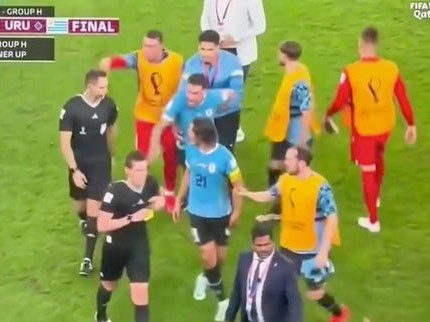 Tấn công trọng tài World Cup, thúc cùi chỏ vào quan chức FIFA, trung vệ Uruguay nguy cơ bị treo giò 15 trận