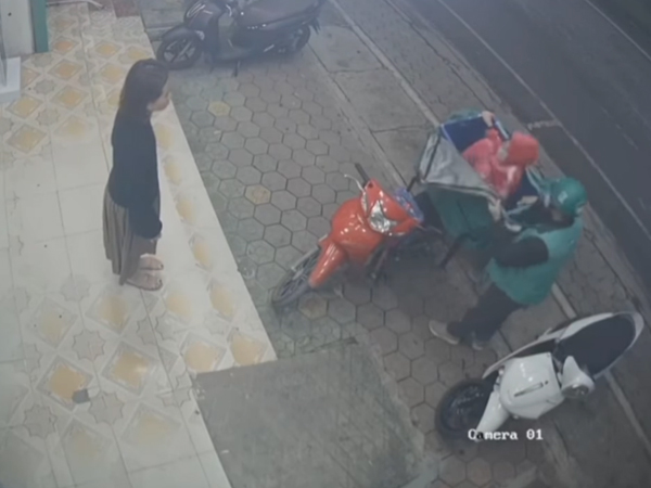 Dân mạng rơi nước mắt với clip ông bố shipper đón con theo kiểu 'giao hàng' giữa trời đông lạnh giá