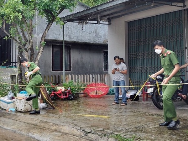 Đi ăn sáng cùng bố thì lên cơn ngáo đá, nam thanh niên đâm chết cụ ông 77 tuổi