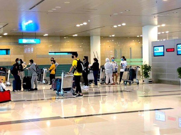 ‘Cầm nhầm’ đồng hồ ở sân bay, người đàn ông đưa ngay cho vợ