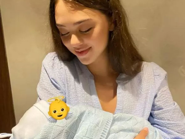 Vợ Bùi Tiến Dũng khoe con, lộ chi tiết em bé chuẩn rich kid