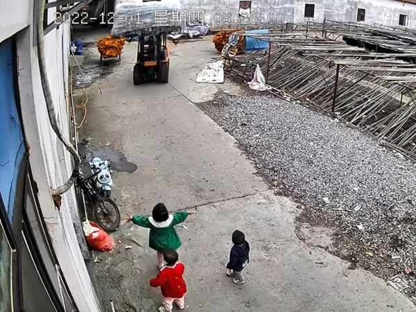 'Đốn tim' với hành động của chị gái khi thấy các em mình sắp gặp nguy hiểm