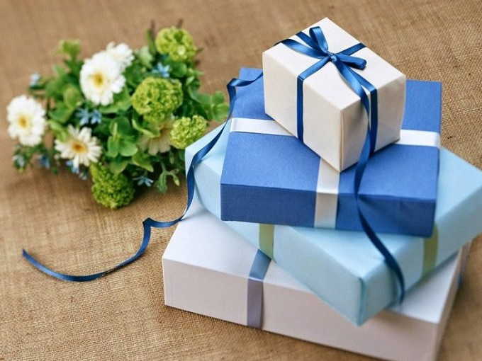 Chàng trai 'rớt nước mắt' khi được tặng quà sinh nhật trước... 1 năm