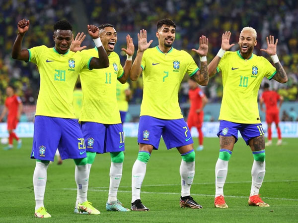 Brazil nhảy Samba vào tứ kết, châu Á sạch bóng