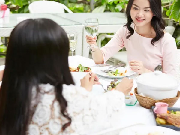 Nhìn đĩa mực trên mâm cơm nhà em chồng, tôi mới hiểu thấu con người cô ấy