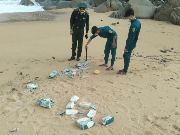 Phát hiện một bao tải bột trắng nặng 20kg nghi ma tuý trôi dạt vào bờ biển