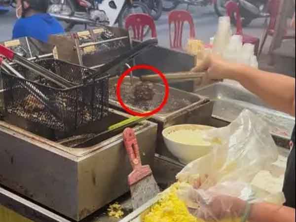 Thấy chảo dầu chiên đen sì khi mua bánh gà, thanh niên vừa hỏi 1 câu đã bị chửi 'vuốt mặt không kịp'