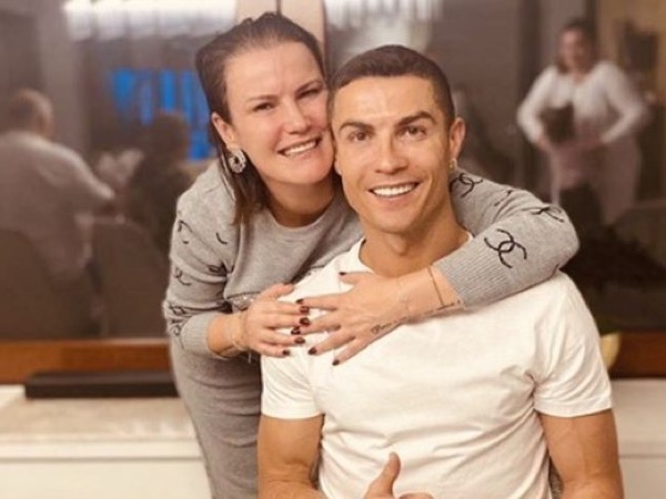 Chị gái Ronaldo lên mạng đòi lại công bằng cho em trai