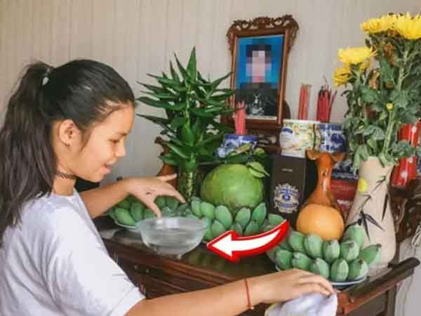 Chuẩn bị cúng rằm khi lau bàn thờ đừng dùng nước lã, 'giải uế' theo cách tổ tiên ưng lòng