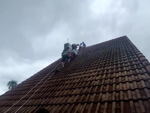 Trầm cảm muốn tự tử, nam thanh niên đứng trên nóc nhà cao tầng hơn 7 giờ