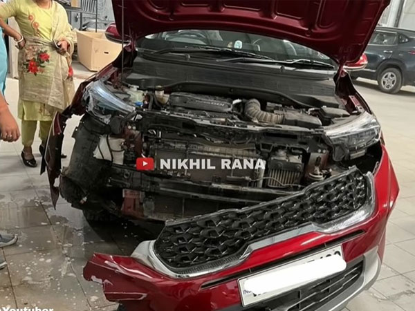 Nhân viên đại lý lái KIA Sonet đâm thẳng vào tường ngay trước mặt chủ xe