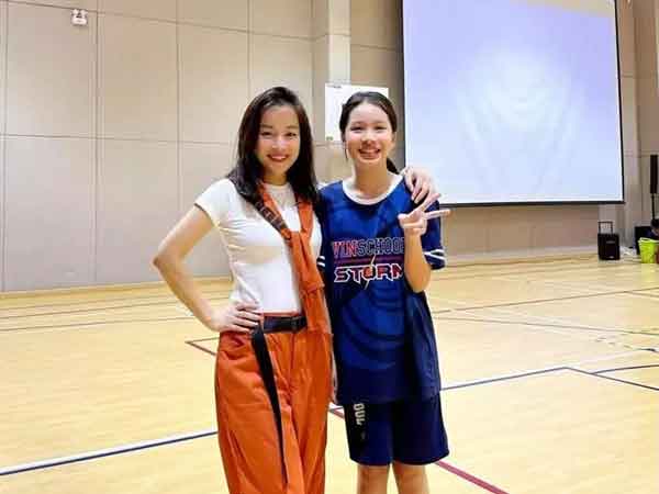 Con gái 'Vàng Anh đời đầu' nay đã lớn tướng, cao ngang mẹ