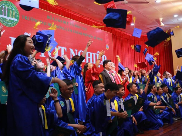 Hàng nghìn sinh viên bị đuổi học mỗi năm: Lỗi tại ai?