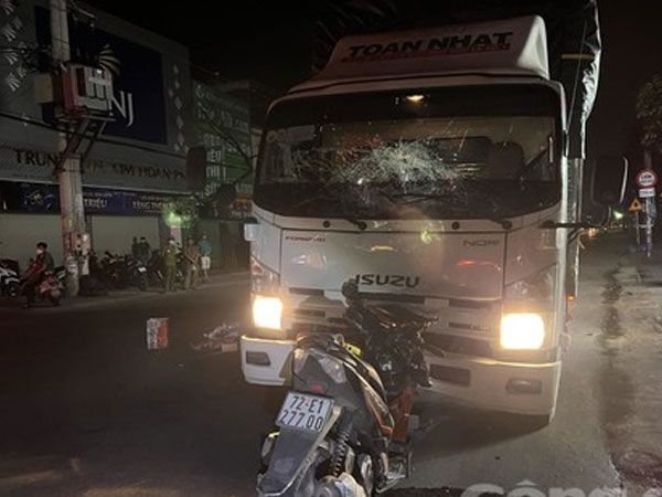 Xe tải lấn làn ủi xe máy đi hàng chục mét, hai người thương vong