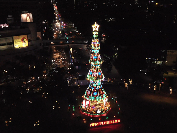 Chiêm ngưỡng cây thông Noel 'khổng lồ' làm từ hơn 700 bóng đèn ở Philippines