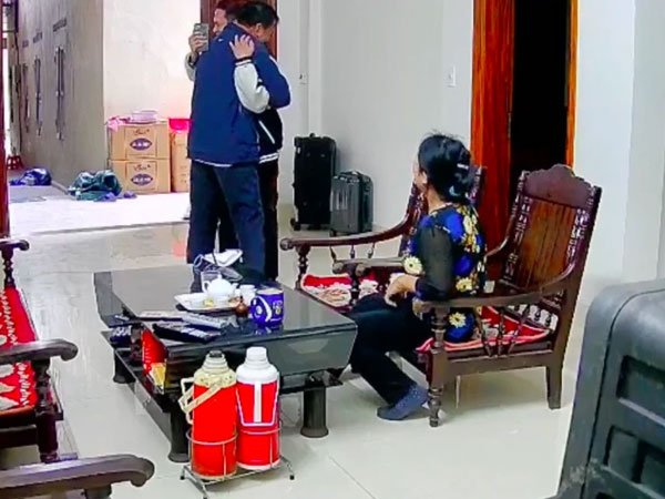 Con đi làm xa bí mật về thăm nhà, cha lúc đầu ngó lơ sau đó lao đến ôm, oà lên khóc nức nở như con trẻ
