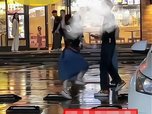 Phát hiện bị 'cắm sừng', cô gái nóng máu tát bạn trai tới tấp giữa phố trong khi 'tiểu tam' đứng một bên xem điện thoại